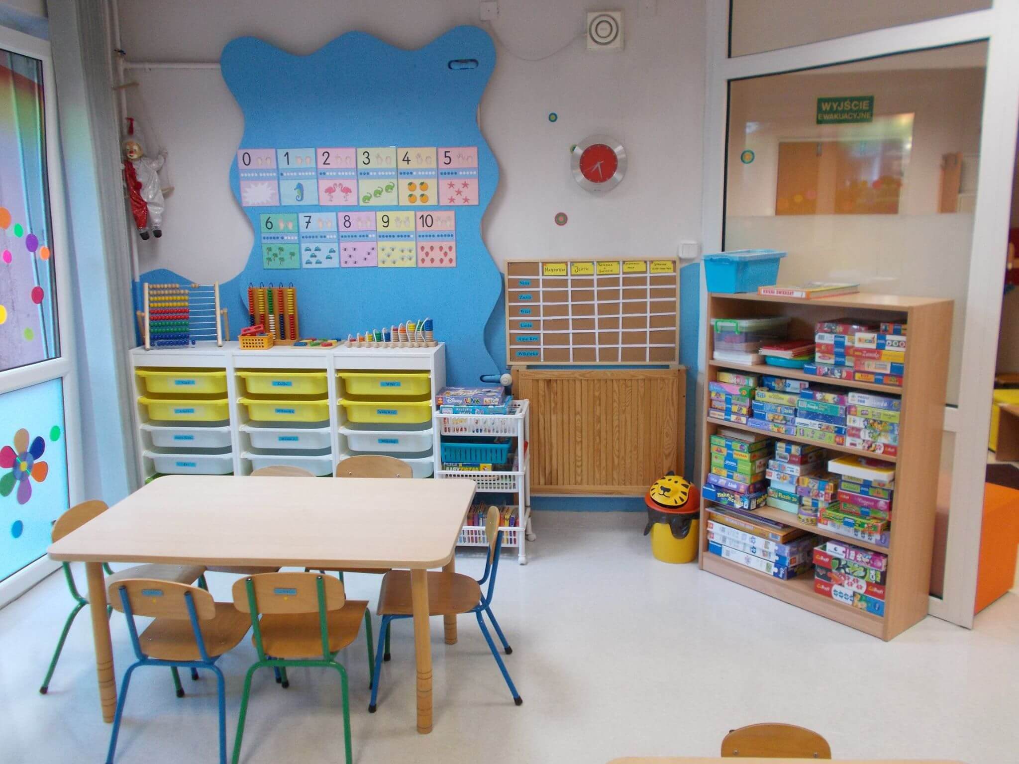 W sali niebieskiej odbywają się zajęcia zerówkowe. Dzieci, układają też puzzle i układanki, wykonują prace plastyczne, grają w gry edukacyjne oraz jedzą posiłki W sali niebieskiej odbywają się zajęcia zerówkowe. Dzieci, układają też puzzle i układanki, wykonują prace plastyczne, grają w gry edukacyjne oraz jedzą posiłki