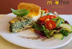 Soczyste pomidory, aromatyczny szpinak, delikatna mozzarella i wyrazisty łosoś na kruchym cieście… czyli propozycja na idealny lunch według MCoffee