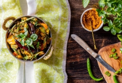 Bhindi Bhaji - okra smażona z cebulką i pomidorami