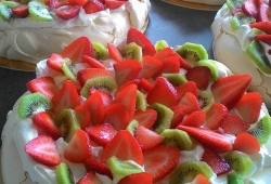 Bezy pavlova z kiwi i truskawkami - zamówienie dla konsulatu NZ