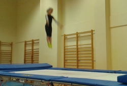 Skoki na trampolinie dla dzieci w dzielnicy Ursynów - zajęcia prowadzi klub sportowy MAKS