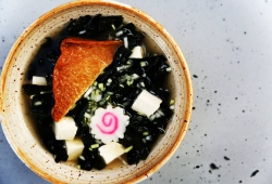 Inari Miso: miso, wakame, tofu, inari tofu, narutomaki, por