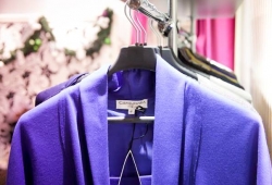 Na parterze pracowni znajduje się butik, a w nim gotowe ubrania do kupienia. Foto: Franciszek Toczynski