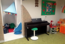 Nasze pianino. Przy jego dźwiękach dzieci tańczą, pląsają i śpiewają podczas rytmiki