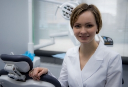  Dr Agnieszka Wronka - właścicielka Kliniki, nie tylko pasjonatka ortodoncji, ale również wykwalifikowany lekarz dentysta specjalista ortodoncji, posiadający gruntowne wykształcenie medyczne oraz odpowiednie uprawnienia do prowadzenia leczenia ortodontycz