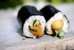 Kurczak tonkatsu: kurczak, majo, por, ogórek