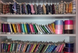 Pasmanteria Al. KEN 97, stacja metra Stokłosy: Wstęgi, wstążki, wstążeczki...