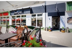 Gramoffon znajduje się tuż przy wyjściu ze stacji metra Stokłosy. Od wiosny do jesieni przed lokalem funkcjonuje ogródek oferujący dania prosto z grilla