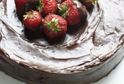 Tort czekoladowo-truskawkowy