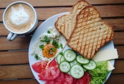 Robiona na miejscu francuska brioche i ulubione warzywa wraz z jajkiem sadzonym + kawa = śniadanie