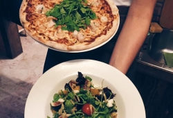 Pizza Gamberetti z krewetkami i rukolą czy Sałata z figami i serem kozim? Wybór należy do Państwa