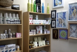 Aura oferuje również (wraz z profesjonalnym doradztwem) skuteczne suplementy diety w szerokim zakresie: poprawiające odporność, wzrok, samopoczucie, wspomagające wysiłek fizyczny oraz odchudzanie