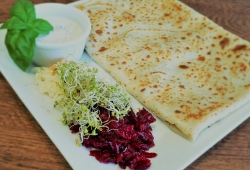 W menu nie tylko naleśniki na słodko i pankejki, ale też dużo pysznych wytrawnych naleśników podawanych z sosem i surówką!
