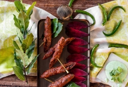 Mutton Sheekh Kebab - mielona baranina pieczona w piecu tandoor z kolendrą, cebulka i chilli