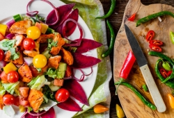 Sałatka z kurczakiem Tikka masala z mango, pomidorem, ogórkiem i czerwona cebulką