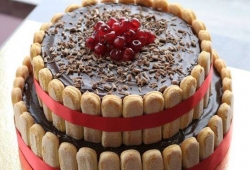 Piętrowy tort czekoladowo-wiśniowy dla 60 osób