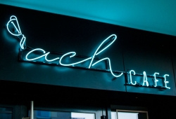 Wejście do Ach Cafe jest z boku budynku (w którym jest też inna kawiarnia)