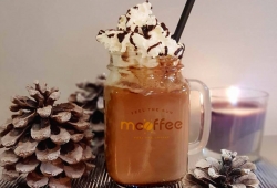 Gęsta, gorąca czekolada z puszystą bitą śmietaną