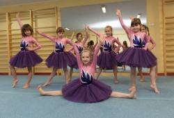 Akrobatyka z elementami tańca dla dzieci w dzielnicy Ursynów - zajęcia prowadzi klub sportowy MAKS