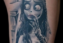 Oraz tatuaże czarno-szare...