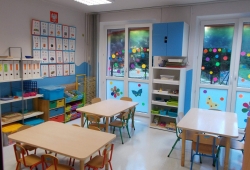 Czas spędzony w niebieskiej sali to także czas różnorodnych ćwiczeń. Dzieci codziennie uzupełniają karty pracy oraz korzystają z pomocy dydaktycznych zainspirowanych pedagogiką Montessori