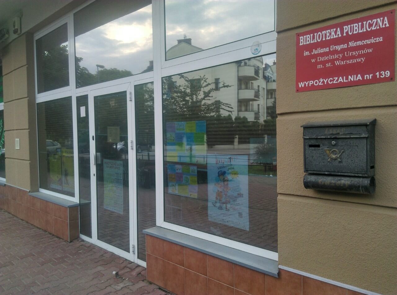Bibiloteka przy Al. KEN 21, wejście od ulicy Borsuka Bibiloteka przy Al. KEN 21, wejście od ulicy Borsuka