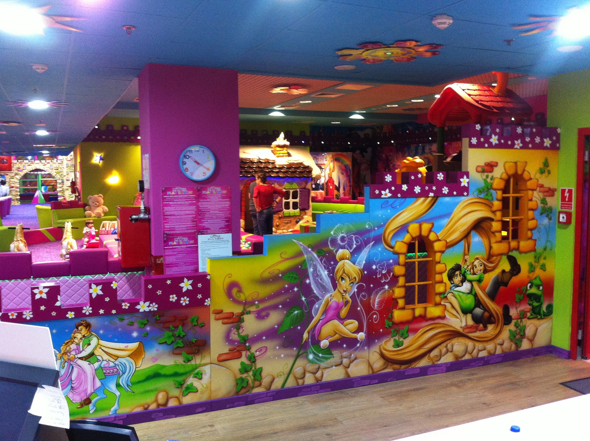 Sala Zabaw Lider w Centrum Handlowych Ursynów przy Puławskiej organizuje urodziny dla dziecka, mikołajki, halloween, sylwestra dla dzieci. Sala Zabaw Lider w Centrum Handlowych Ursynów przy Puławskiej organizuje urodziny dla dziecka, mikołajki, halloween, sylwestra dla dzieci.