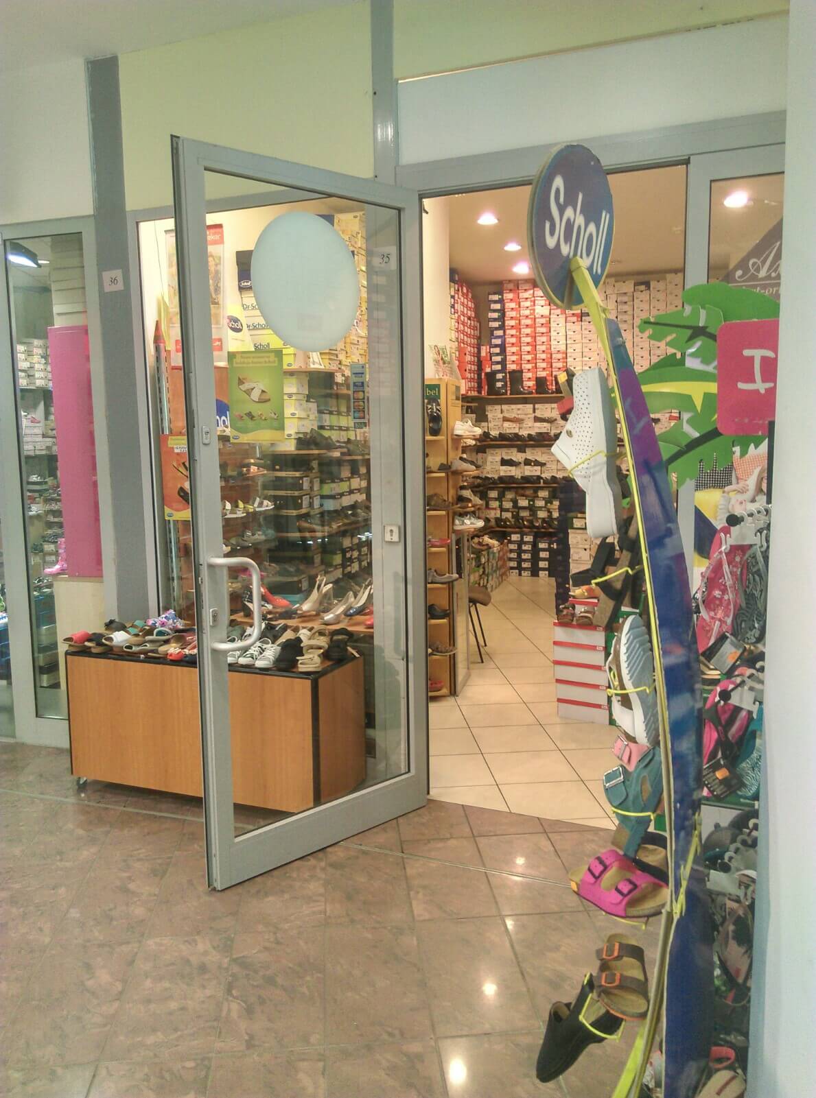 Scholl, Riekier Galeria Ursynów, witryna sklepu obuwniczego Scholl, Riekier Galeria Ursynów, witryna sklepu obuwniczego