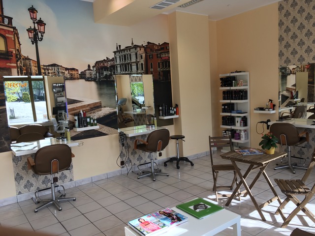 Salon Fryzjerski Damsko-Meski prz ulicy Pasaż Ursynowski, na placu przy fontannie. Dawniej pod nazwą Diadem, teraz w nowej odsłonie, jako Wenecja Salon Fryzjerski Damsko-Meski prz ulicy Pasaż Ursynowski, na placu przy fontannie. Dawniej pod nazwą Diadem, teraz w nowej odsłonie, jako Wenecja