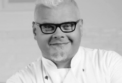 Szefem kuchni Sypkiej Mąki jest doskonale znany Jerzy Sobieniak, kucharz, technolog żywności, ekspert gastronomiczny i osobowość telewizyjna
